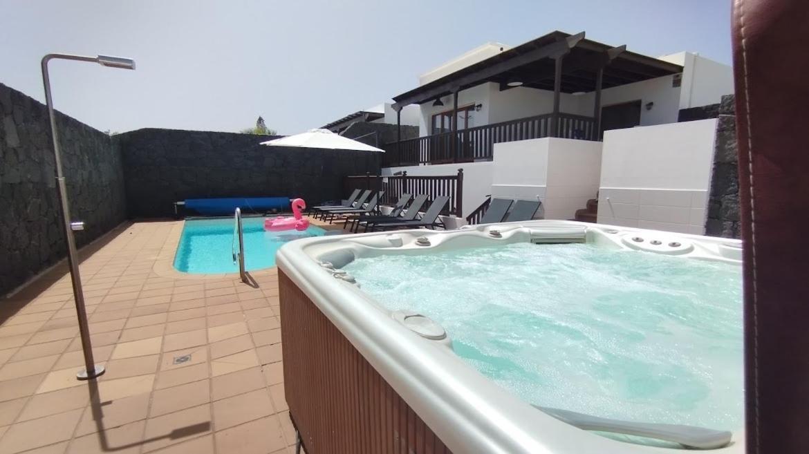 Stylish 6 Bedroom Villa Princesa - Hot Tub - Heated Pool - Near Beach & Waterparks Playa Blanca  Buitenkant foto